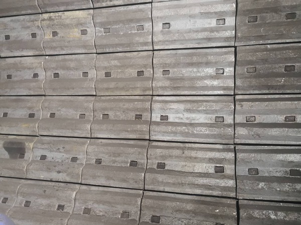 颚式破碎机衬板采用高铬铸铁衬板 颚式破碎机衬板采用高铬铸铁衬板