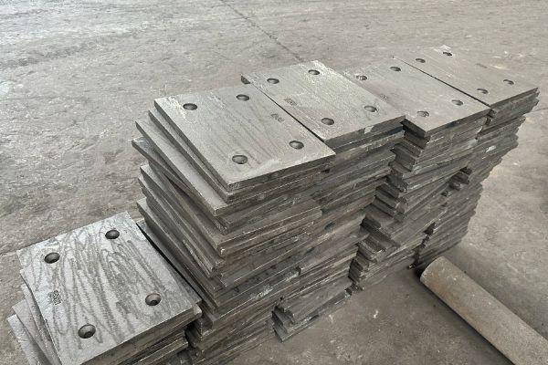 高强度高铬合金熔炼复合耐磨板